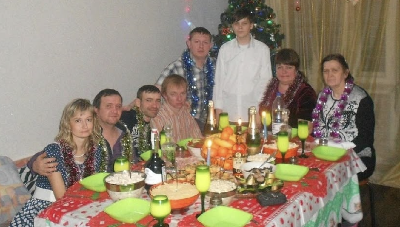 Ви навіть не уявляєте, в якій атмосфері я росла. Коли я з’явилася на світ, батько плакав, але це були сльози не радості. Він був розчарований, бо мріяв про сина. Поки я росла, він майже не звертав на мене увагу. А коли мама народила другу дитину, цього разу хлопчика, все змінилося. Данило став гордістю родини, і батько буквально світився від щастя, вихваляючись сином перед усіма. З того часу я жила у тіні свого брата. Йому вибрали найкращі гуртки, а я ходила лише до художньої школи. Всі захоплювалися успіхами Данила, мої здобутки навіть не помічали. Мама бачила, як мені боляче, але ніколи не наважувалася сказати батькові жодного слова. Тому, закінчивши дев’ять класів, я вирішила поїхати на навчання. Вступила до коледжу, а потім продовжила освіту в університеті, вивчилася на вчительку біології.