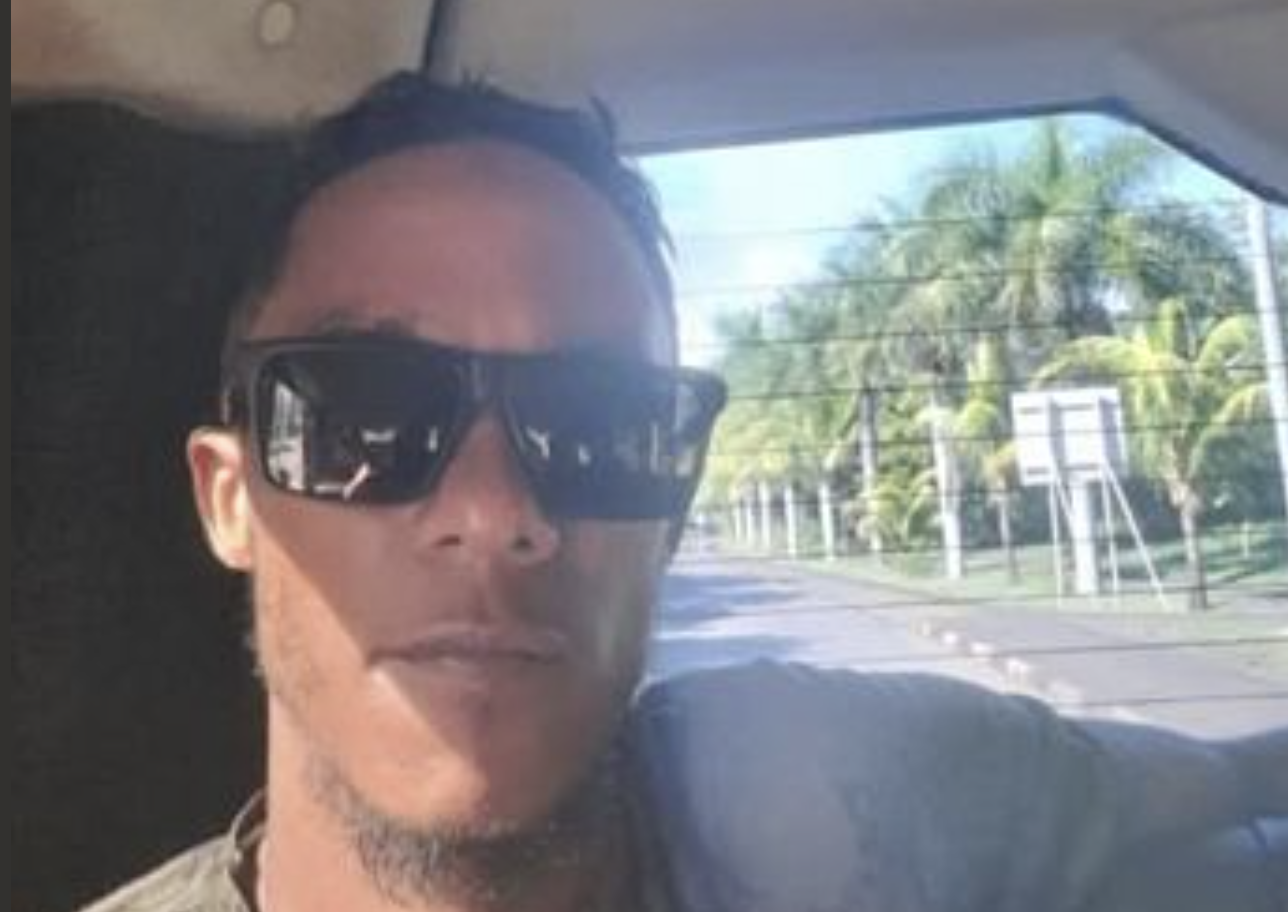 «Юлю, не смій виганяти мою доньку! У тебе величезний дім, потіснишся — нічого з тобою не станеться!» — кричала свекруха Жовтневий вітер зривав останні листки з яблунь, коли Юлія вийшла на ґанок із чашкою кави. Будинок, що дістався від тітки Валентини, стояв на околиці селища — двоповерховий, із мансардою та верандою, оточений садом. Тут усе дихало пам’яттю про людину, яка колись із любов’ю висаджувала кожне дерево, фарбувала паркан і збирала за великим столом рідних. Юлія переїхала сюди п’ять років тому, після того як тітка померла й залишила їй цей дім за заповітом.