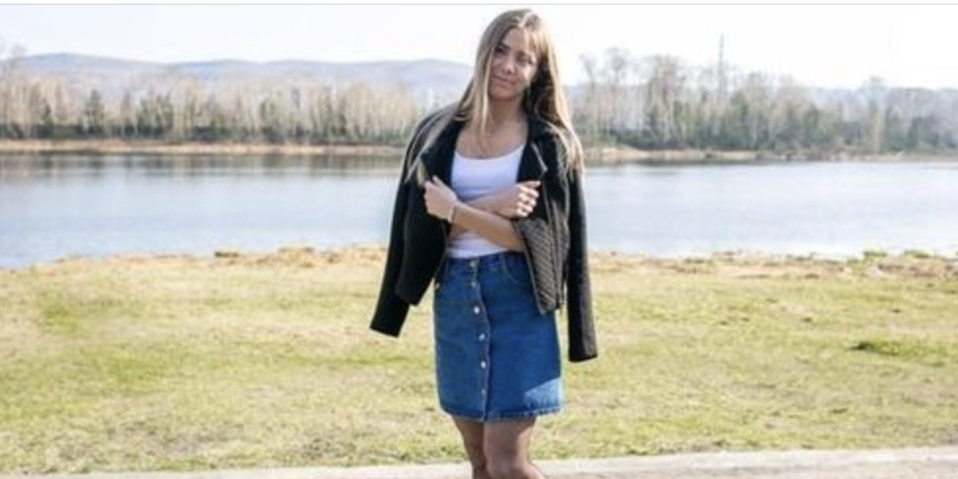 Дізнавшись, що Валя ваrітна, господиня дала час звільнити кімнату. Вона була в розпачі: близьких і рідних у неї не було, батьки рано поме рли, а брат умовив відмовитися від своєї частки спадщини, а незабаром її виставив на вулицю. Вона навчалася у медичному інституті та заодно працювала у ліkарні. Вона знайшла кімнату і вирішила зайти ввечері. -Доброго вечора, бабусю. Ви кімнату все ще здаєте? -Здаю, а ви з чоловіком? – спитала старенька, подивившись на її животик. – Ні, я одна. Ви як усі? Ви теж ваrітним не здаєте? Ви не переживайте, я працюю, я буду платити. – А мені все одно . Кімната у мене тепла, із зручностями. Валі сподобалася і кімната, і господиня. Вона погодилася і за кілька днів Валя переїхала. Людмила Андріївна виявилася дуже гарною жінкою.