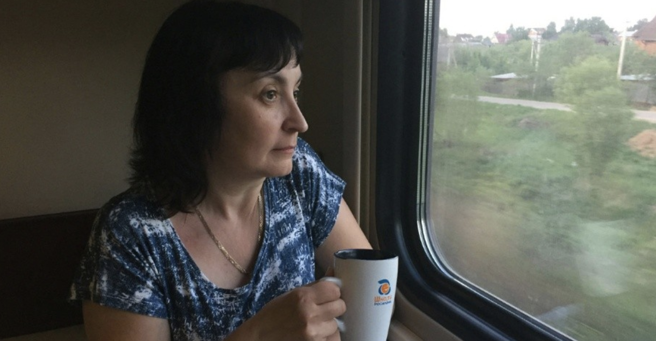 Дівчина, сусідка Сергія по купе, відчужено дивилася у вікно. А він, слідчий-початківець, намагався вгадати, що у тієї сталося? Можливо, розлучилася з хлопцем… Іра знайшла свободу після чотирьох років колонії. Її банально підставили. Зникла велика сума rрошей з сей фа, яку виявили в її сумці. Як вони там опинилися Іра не могла збагнути. Вона сподівалася на чоловіка, але і він відвернувся. Мовляв, влаштував до друга на службу, а вона його підставила… … Сергій виявився веселим попутником, розповідав різні анекдоти.