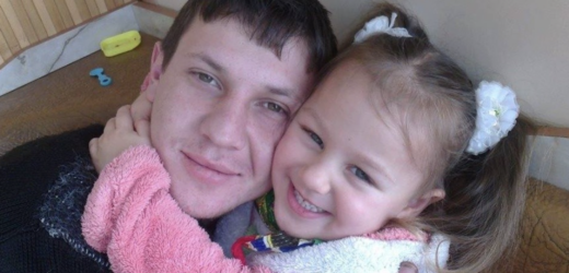 Мій син майже 10 років тому взяв за дружину розве дену жінку. Вона вже мала доньку від першого шлюбу. Чудова дитина на ім’я Христина. Або Христя, як кликала її мати. Я прийняла Христину як онуку. Ніколи не поділяла онуків на рідних та не рідних. Сім’ї сина допомагала, чим могла, коли грошенятами, коли доглядом за онуками, щоб подружжя могло відпочити. З невісткою ми не сва рилися. Але особливої близькості між нами не було. Її колиաній чоловік справно платив алі менти на дочку, але зустрічатися з нею не хотів. Рік тому Христя вийшла заміж.