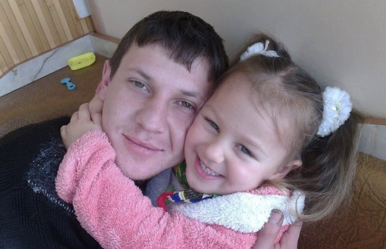 Мій син майже 10 років тому взяв за дружину розве дену жінку. Вона вже мала доньку від першого шлюбу. Чудова дитина на ім’я Христина. Або Христя, як кликала її мати. Я прийняла Христину як онуку. Ніколи не поділяла онуків на рідних та не рідних. Сім’ї сина допомагала, чим могла, коли грошенятами, коли доглядом за онуками, щоб подружжя могло відпочити. З невісткою ми не сва рилися. Але особливої близькості між нами не було. Її колиաній чоловік справно платив алі менти на дочку, але зустрічатися з нею не хотів. Рік тому Христя вийшла заміж.