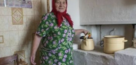 Микола повернувся додому після місячного відрядження. У їхній трикімнатній квартирі на нього чекали дружина та літня мама. Раніше вона жила у селі. Після весілля син запропонував їй продати будинок та купити квартиру у місті, щоб жити всім разом. Після довгих умовлянь мати погодилася. Ольга переїхала, і здавалося, що все складається добре. Мати готувала, пекла пироги, допомагала з прибиранням, коли не встигала невістка. Жили дружно та без проблем. Так думав Микола.