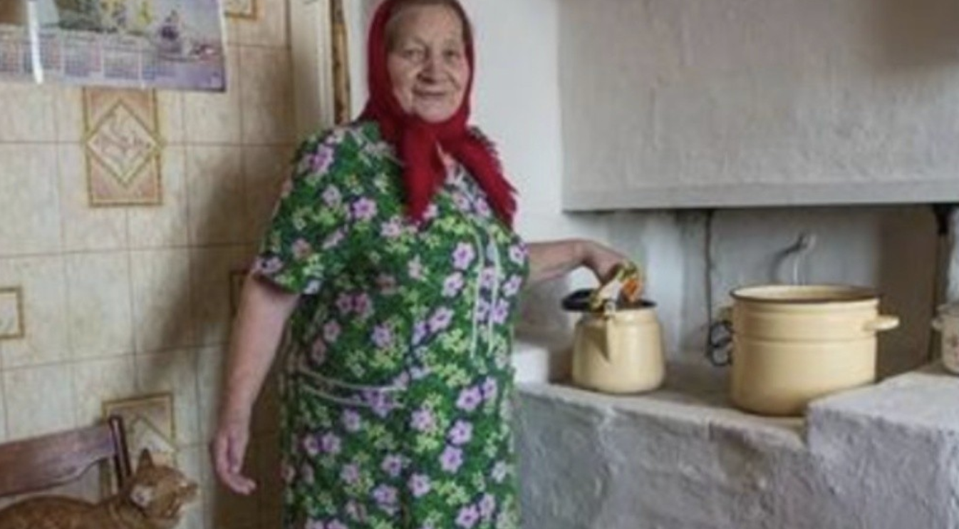 Микола повернувся додому після місячного відрядження. У їхній трикімнатній квартирі на нього чекали дружина та літня мама. Раніше вона жила у селі. Після весілля син запропонував їй продати будинок та купити квартиру у місті, щоб жити всім разом. Після довгих умовлянь мати погодилася. Ольга переїхала, і здавалося, що все складається добре. Мати готувала, пекла пироги, допомагала з прибиранням, коли не встигала невістка. Жили дружно та без проблем. Так думав Микола.