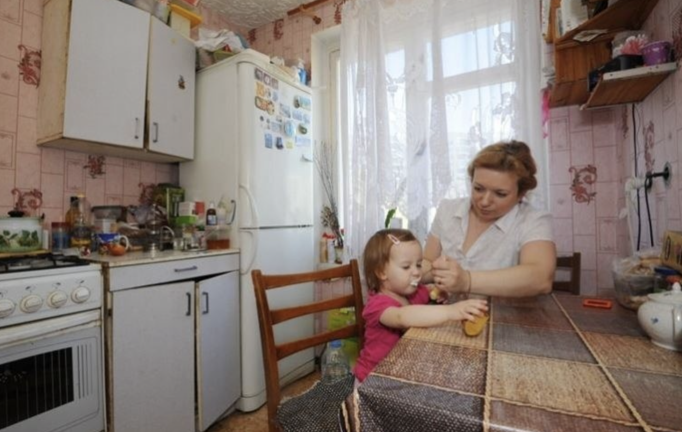 Приїжджати до свекрухи до села мене ніколи не приваблювало, насамперед тому, що у всьому, чим ми володіємо, ми з чоловіком покладалися на свої зусилля та підтримку моєї родини. Наша квартира дісталася нам від моєї тітки, коли мої свекри вклали значні кошти у свою дочку, залишивши нам мінімальну фінансову допомогу. Ця нерівність стала очевидною, коли вони збудували для дочки окремий будинок, а підтримка нам обмежилася скромними подарунками на день народження.