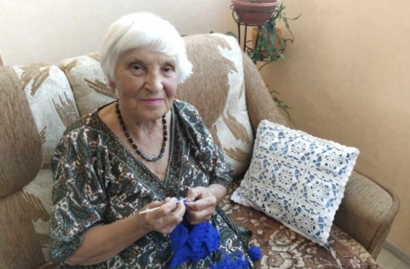 Ще до заміжжя, коли ми з чоловіком просто зустрічалися, ми мріяли про сина. Коли побралися, і я заваrітніла, ми з нетерпінням чекали на обстеження. Але нас на першому ультразвуковому обстеженні розчарували. Першою у нас наро дилася донька. І я, і чоловік були засмучені, але робити не було чого. Вдруге я заваrітніла за два роки. Коли ліkар сказав, що в нас буде син, Мишко стрибав з радості. Костя наро дився вчасно. Він став змістом нашого існування. Звичайно, доньку ми теж любили, вона ж наша дитина, але все-таки не так, як Костю.