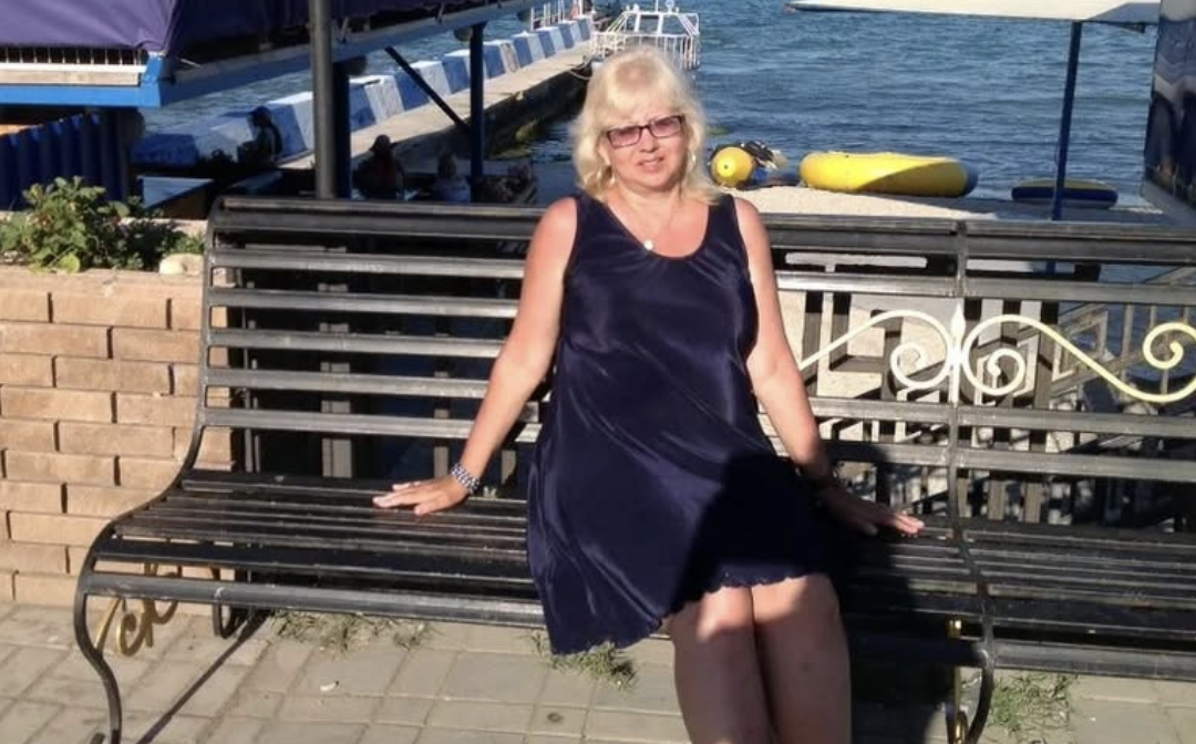 “Та хто на тебе навіть гляне? Кому ти будеш потрібна!”- ось так попрощався колишній чоловік Олексій, коли збирав речі з моєї квартири. Дійсно, тоді я не виглядала, як красива та привабливо жінка. Та і не сподівалася, що на мене хтось ще погляне. Однак, не думала, що згодом моє життя круто зміниться. Чесно, я навіть дякую колишньому за такі “напутні слова”.