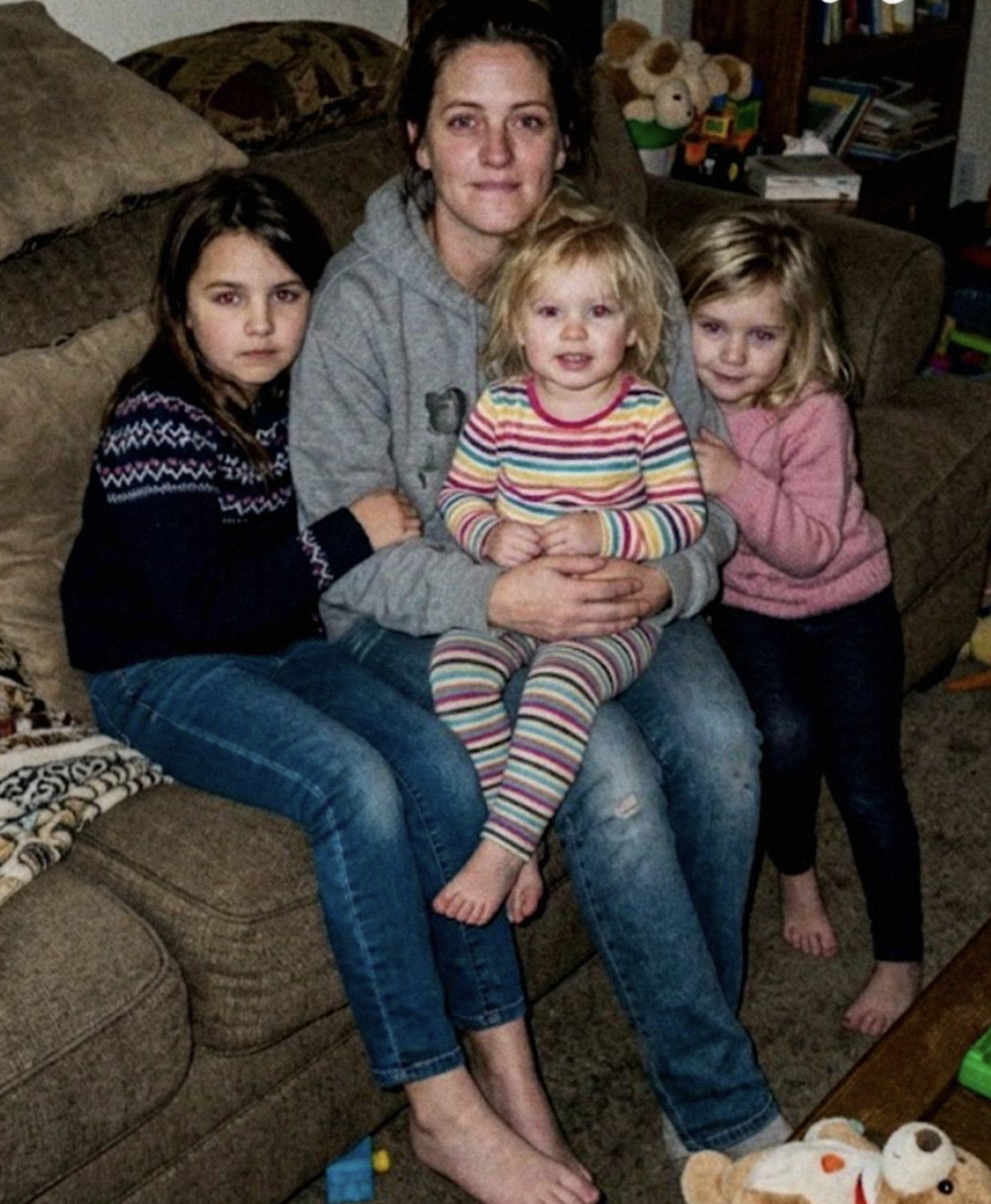 Я виховувала трьох осиротілих доньок свого брата протягом 15 років — минулого тижня він дав мені запечатаний конверт, який я не мала відкривати при них