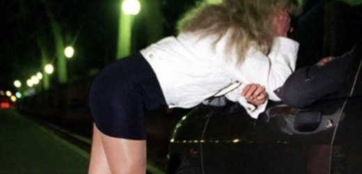 Лив сильний дощ. Арсеній їхав трасою до матері. Вона відчула себе бай дуже і попросила сина приїхати. На трасі машин було мало, Арсен зупинив машину на узбіччі, йому хотілося спати. Чоловіка розбудив стукіт у вікно. Він побачив жінку, вона вся трем тіла. -Ви можете мене до Заріччя довести? — трем тячи спитала вона. -Звичайно, сідайте.