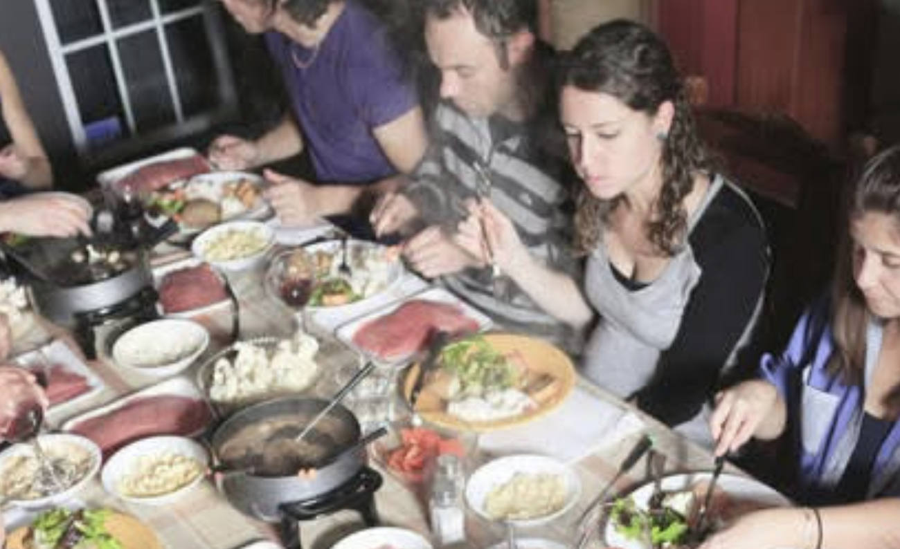 Після роботи я приїжджаю додому, вечеряю і деякий час проводжу в соціальних мережах. Ось нещодавно колишня однокласниця надіслала мені запрошення на зустріч випускників. Спершу я зрадів такій нагоді, а потім в моїй голові почали з’являтися думки, які навпаки були проти цього заходу. Зараз розповім детальніше.