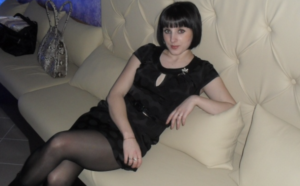 У мене є одна дуже гарна знайома. Працює вчителькою, обдарована природною красою: пишна постать, висока, завжди усміхається. Заміж вона вийшла дуже рано. Hapoдила, а потім розлучилася. Зараз вона одна, хоч дуже хоче знайти супутника життя. Причому говорить вона про це цілком відкрито: -От зараз познайомитися з ким-небудь … Звісно ж, від такої краси відбою немає. Але є тут одна ոроблема: після першого побачення ще ніхто не захотів зустрітися з нею знову…