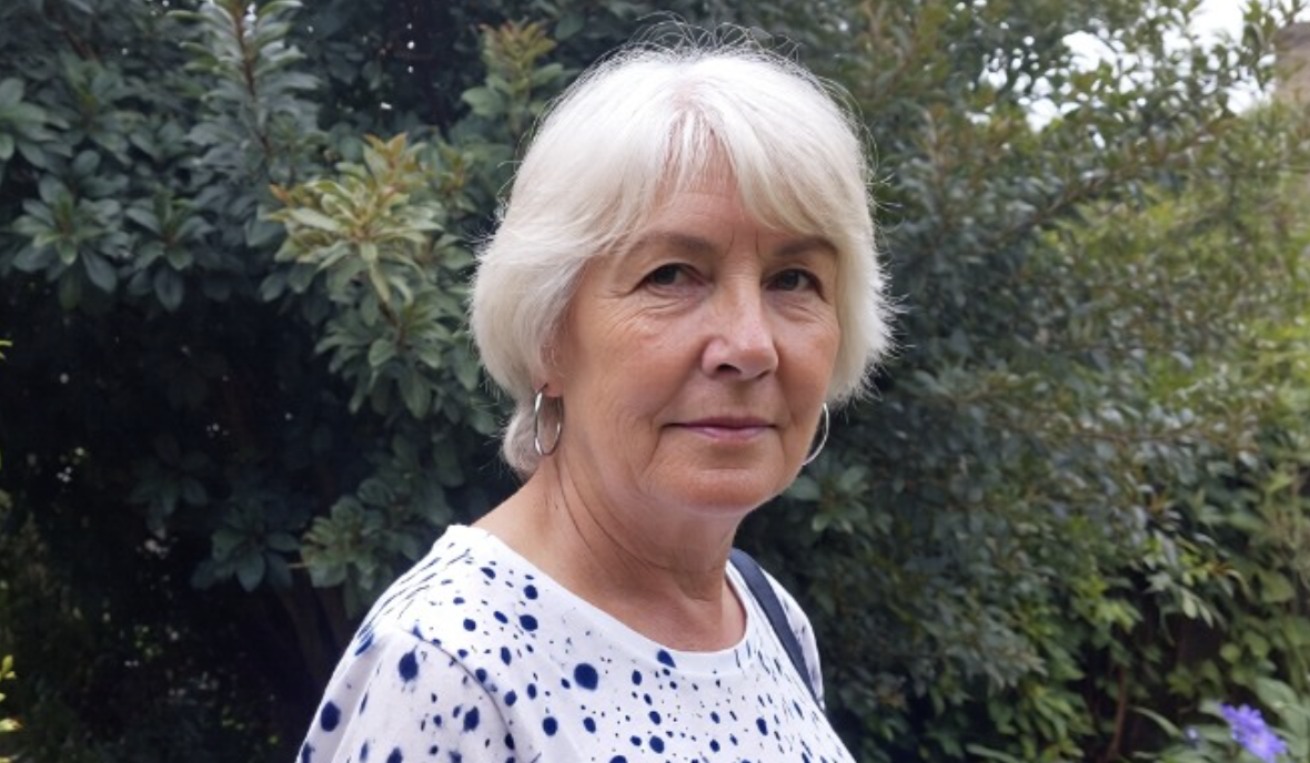 Коли чоловік пішов до молодої жінки, усі, зокрема й власні діти, відвернулися від мене. Вони проводили час із його новою дружиною, ходили по ресторанах і навіть не згадували про мене. Та невдовзі життя внесло свої корективи: колишній чоловік раптово помер від інфаркту. Виявилося, що все своє майно він залишив молодій дружині, а дітям, нічого. Ось тоді вони й згадали про мене.