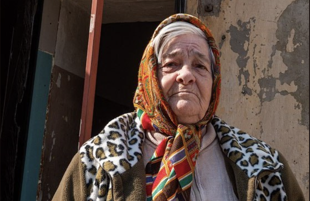 Ну, за що ти тут тримаєшся? Невже так добре самій! – На мій день народження подруги прийшли, аби я сама не сиділа. Чоловік помер. син на фронті загинув, донька – в Польщі, а невістка в Канаді. Так мені самотньо – словами не передати. В сльозах в святковий день я й спати лягла. Аж раптом, крізь сон почула голос.