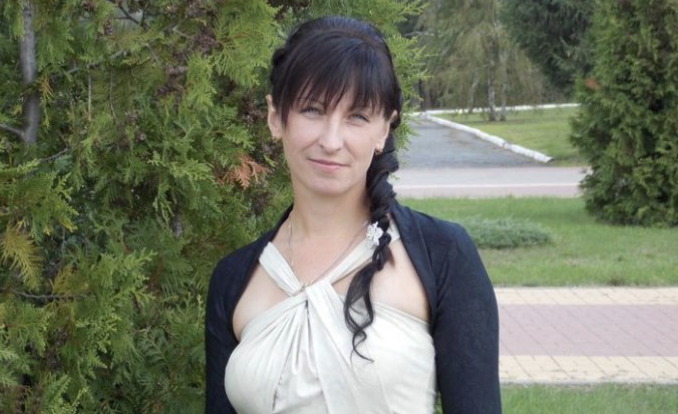 Виявилося, що якщо жінка розлучена та без власного житла, чоловіки одразу вважають, що вона шукає партнера з квартирою. А якщо ще й дитина є, то взагалі – це не жінка, а мисливець на майно. Рік тому я розлучилася з першим чоловіком. Він знайшов собі молоденьку і привабливішу жінку на роботі, закрутив з нею роман. Чесно кажучи, я й не здогадувалась, що Андрій мені зраджує…