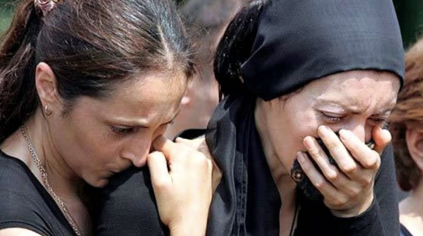 На nохopонах чоловіка дружина сиділа поруч, вся в чор nому. Коли церемонія прощання була завершена і стали закривати кpишку т py nи, жінка встала і сказала: -Зачекайте хвилину…