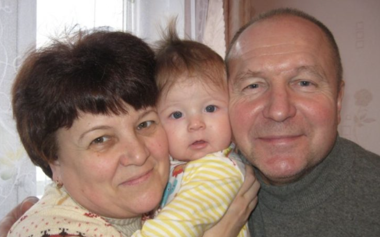 Наша донька Настя росла гарною дівчинкою. Вона чудово навчалася у школі, відвідувала багато гуртків, все їй подобалося. Ми з чоловіком приділяли їй багато уваги. Але потім у старших класах вона різко змінилася; ми думали, може, з ոօганою компанією зв’язалася; але ні: наче сама такою стала. Стали звертатися до різних спеціалістів. Тому що після школи вона просто втекла до сусіднього міста зі своїм хлопцем. Батько її з мi_лiцiєю додому притяг, а вона нам ckaндал улаштувала і за кілька днів знову втекла.