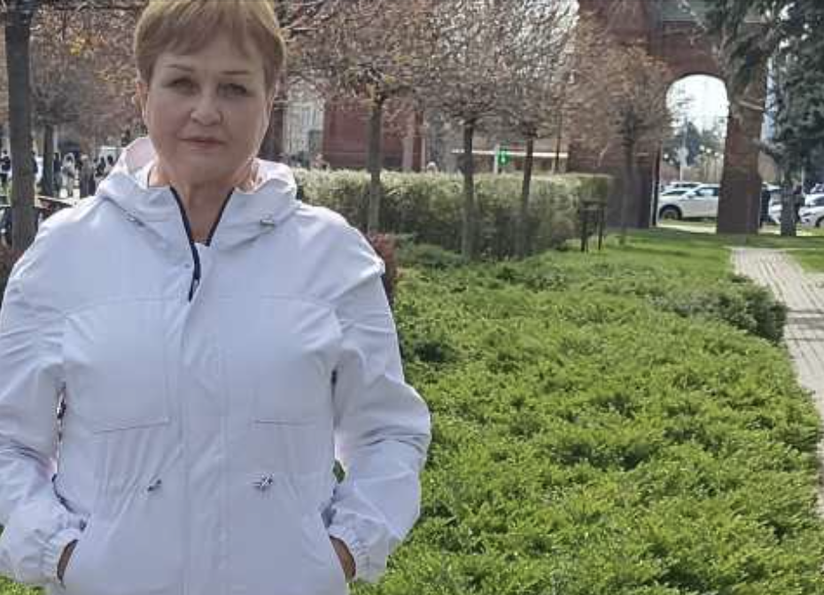 Галино Петрівно, ми з Андрієм все обговорили. Ми хочемо після весілля жити тут. Андрій сидів поряд на дивані. Не дивився на матір. Дивився на Оксану – чекав, що вона скаже далі.