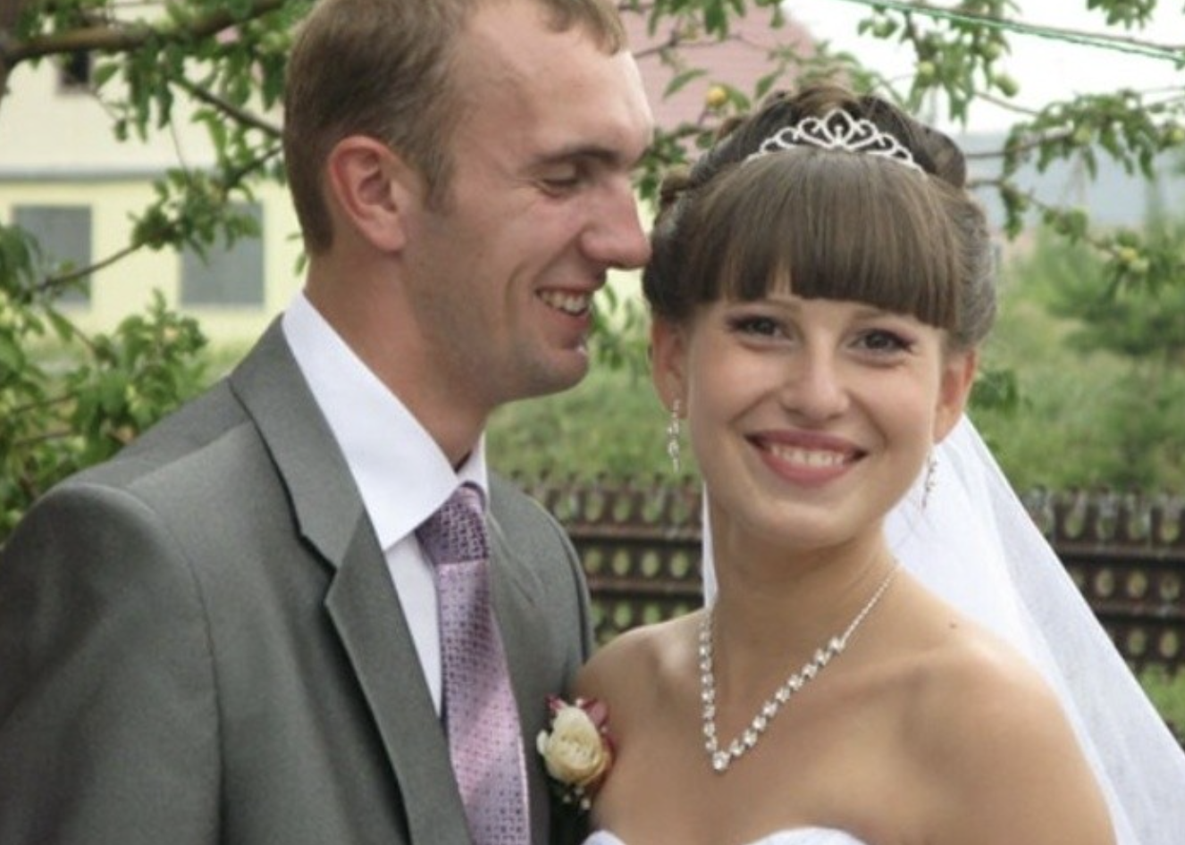 Весілля — це найважливіша урочистість для нареченого та нареченої, тому що воно буває раз у житті. Для нареченої у цей день важливий її вигляд: сукня, зачіска та макіяж. Я готувалася до весілля місяць, а нареченого чекала всі два. Вася був у армії, ми спілкувалися листуванням. В одному з листів він написав: «Скоро приїду, готуйся. Тобі доведеться змінювати прізвище, хочеш цього чи ні. Тебе ніхто не питає». Моє серце почало битися сильніше в цей момент. Я й сама мріяла поділити з Васею своє життя. Ми почали зустрічатися, коли ще навчалися у школі. У день весілля все починалося чудово і нічого не віщувало лиxа. У будинку нареченого накрили на стіл, гості збиралися. Вася із друзями приїхав за мною.