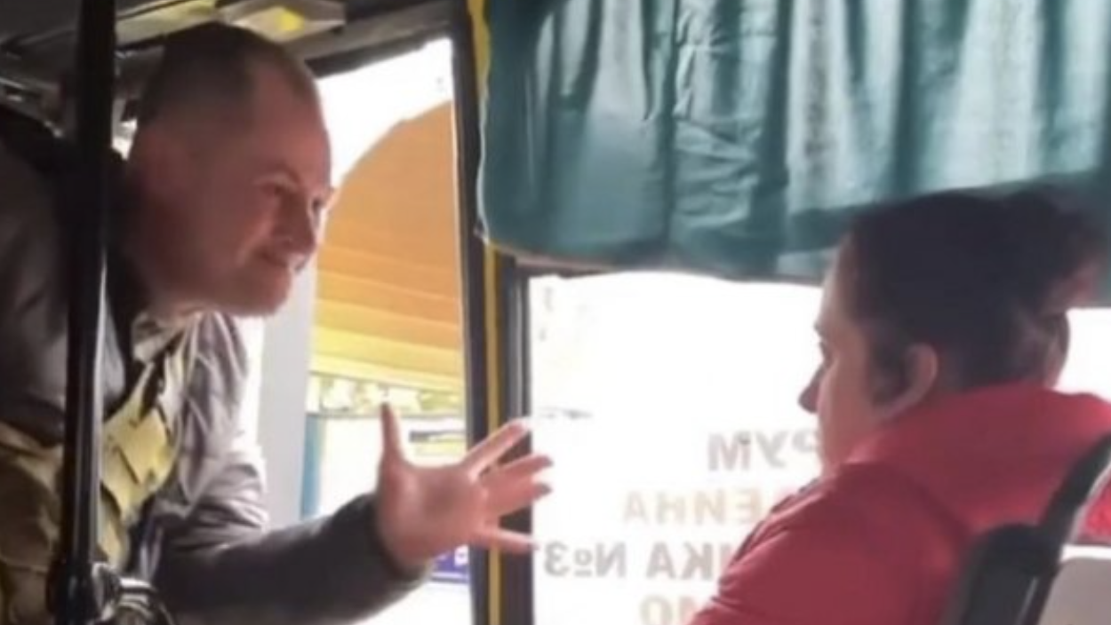 Погляньте, вона ще й п’яна! Думають, форму вдягнули і все їм можна! Посвідчення шукай, або вимітайся! – Я все чекала, що хтось з пасажирів заступиться, та всі мовчки у вікна дивились. Кортіло кричати, що з таким ставленням до військових – нам не виграти.