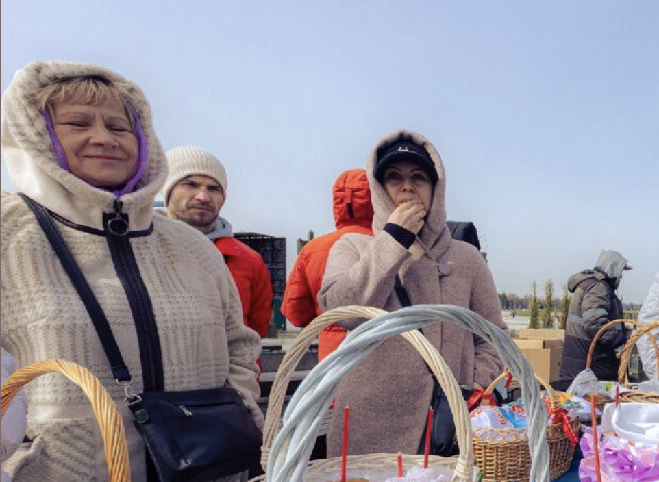 Мамо, ти що! Ще й на таке свято! Все ж село пліткувати буде! Уяви, як тато почуватиметься! – Як я вмовляла неньку, гірко плакала. Та вона й  далі на своєму стояла. Ще й мене звинувачувала. Мені через неї взагалі святкувати нічого не хочеться. Допоможіть порадою, як бути?