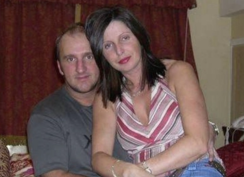 Майже 3 роки не бачила чоловіка, бо працює закордоном у Словаччині. Щоразу Петро наче сам був проти того, аби ми з дітками приїхали до нього бодай на тиждень. Чесно, я вже забула, як він виглядає. Тоді вирішила: більше не чекатиму. Я зроблю йому сюрприз, тим паче на носі було день народження Петра. Однак, не думала, що чоловік сам приготує мені таку “теплу зустріч”. То так зараз чоловіки на заробітках працюють?!