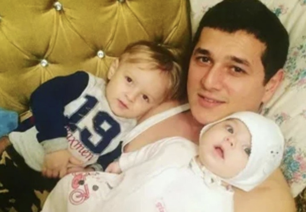 Іван вставав як зазвичай о пів на п’яту ранку, доїв kорову, годував коз і kурей і повертався додому – готувати сніданок, поки діти спали. Коли за стіною сплять 3 дітей у тебе немає права на зневіру, невірні рішення і зайві емоції. Щодо емоцій… побут і низка ідентичних днів відключають їх. — Хлопці, сніданок готовий. Ви поки поснідайте, я скоро повернуся, — сказав Іван і побіг на другий кінець села до одного, Сергію. В селі роботи було замало, а заробляти хотілося всім. Ось чоловік і брався за все, що йому пропонували. — Тато, я маму сьогодні уві сні бачила…