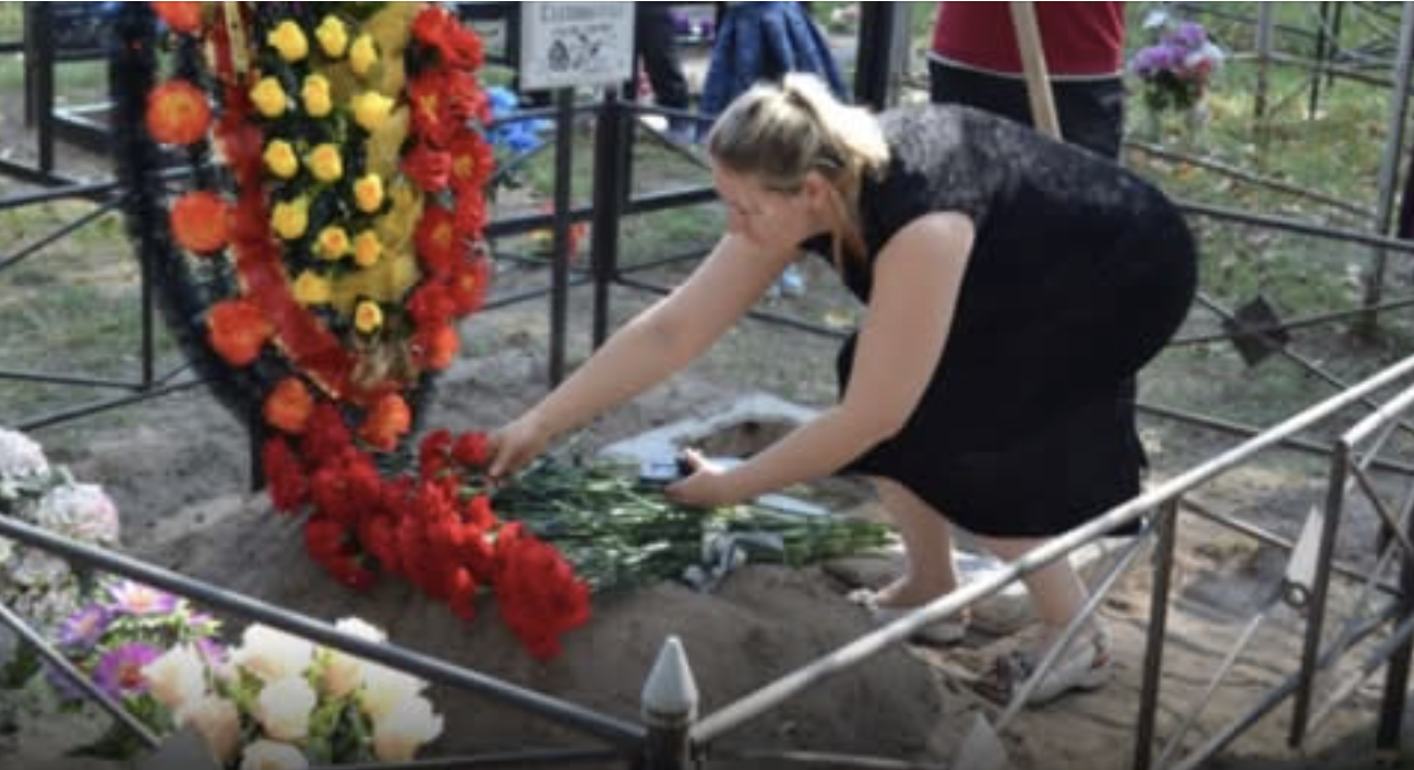 Антоніна відчинила стару шафу і дістала сорочку. – Тоня, ти що, не роздала Юрині речі? – запитала сусідка Галя. – Щось роздала, а от цю сорочку шкода. Юрко її хотів на мій ювілей надіти. Не дотягнув півроку… – сказала Антоніна і заплакала. – Ну, не можна так, Тоня. Треба далі жити. Що ж ти себе так? – Галя обняла подругу. – Та як мені далі одній жити, Галю? Олена у Києві. Має своє життя. А я сама залишилася. Антоніна з Юрієм прожили тридцять п’ять років душа в душу. Це було справді щасливе сімейне життя, вони ніколи не сварилися через дрібниці. Антоніна все життя пропрацювала кухарем, а Юрій – зварником. Жили, як усі – небідно та й небагато…