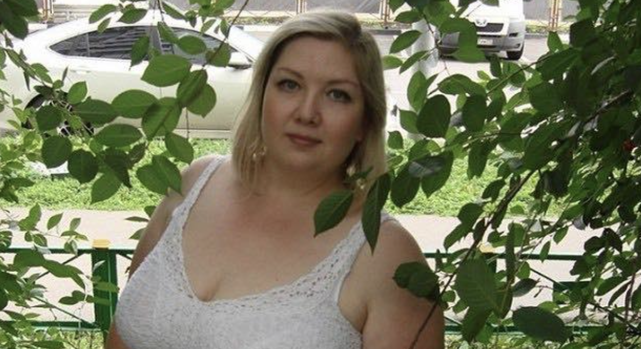 У нашій сім’ї завжди було прийнято, що чоловік працює, а жінка займається будинком. Це здавалося правильним, і Ярослав одразу дав зрозуміти, що дружина повинна стежити за затишком та порядком. – А як же самореалізація? – Запитала я, коли ми ще готувалися до весілля. – У жінки найважливіша місія на світі – виростити дітей та створити затишок. Тобі не потрібно думати про заробіток чи зовнішні проблеми, – відповів він. Він так гарно підніс свою картину сімейного життя, що я в неї повірила. Я справді хотіла бути тією жінкою, заради якої чоловік поспішає додому.…