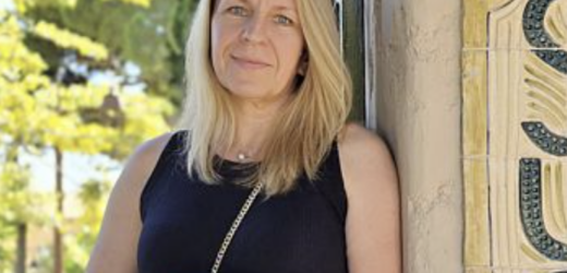 Діти скинулися і відправили мене в «санаторій» на день народження. Я раділа. А коли повернулася — «санаторій»чекав мене вдома..Я сіла на стілець..— Поясніть, — сказала я… Не чужі. Свої. Діти. Але в той момент, коли я відчинила двері й побачила в коридорі чужі черевики, чужий одяг і дитячий самокат, якого у мене ніколи не було, — вони стали чужими. На секунду. На одну довгу, страшну секунду.