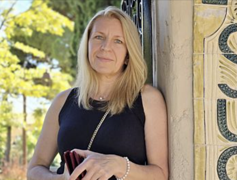 Діти скинулися і відправили мене в «санаторій» на день народження. Я раділа. А коли повернулася — «санаторій»чекав мене вдома..Я сіла на стілець..— Поясніть, — сказала я… Не чужі. Свої. Діти. Але в той момент, коли я відчинила двері й побачила в коридорі чужі черевики, чужий одяг і дитячий самокат, якого у мене ніколи не було, — вони стали чужими. На секунду. На одну довгу, страшну секунду.