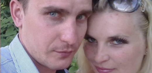 Я з чоловіком Олексієм разом вже 20 років. Думала, що у нас міцний шлюб на роки. Бо пройшли разом і вогонь, і воду, і мідні труби!  Ніщо не віщувало біди, чесно. Але декілька днів тому донька прийшла до мене така біла, наче стіна: – Мамо, я…. – Що таке доню? Тобі погано? – Ні, мені тато якесь дивне смс відправив. Донька показала телефон. У мене аж ноги підкосилися, добре, що поруч було крісло. Донька стояла, як вкопана та не знала, що говорити.