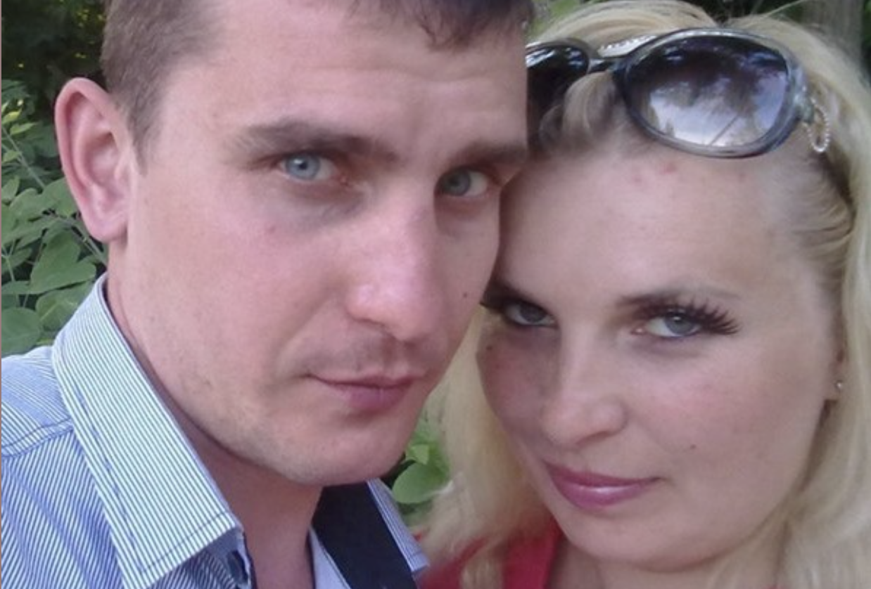 Я з чоловіком Олексієм разом вже 20 років. Думала, що у нас міцний шлюб на роки. Бо пройшли разом і вогонь, і воду, і мідні труби! Ніщо не віщувало біди, чесно. Але декілька днів тому донька прийшла до мене така біла, наче стіна: – Мамо, я…. – Що таке доню? Тобі погано? – Ні, мені тато якесь дивне смс відправив. Донька показала телефон. У мене аж ноги підкосилися, добре, що поруч було крісло. Донька стояла, як вкопана та не знала, що говорити.