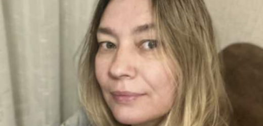 Ти оглухла? Я втретє питаю: коли буде переказ? Денис стояв посеред тісної кухні, роздратовано барабанячи пальцями по стільниці. Від цього звуку дешеві хиткі меблі ледь вібрували.