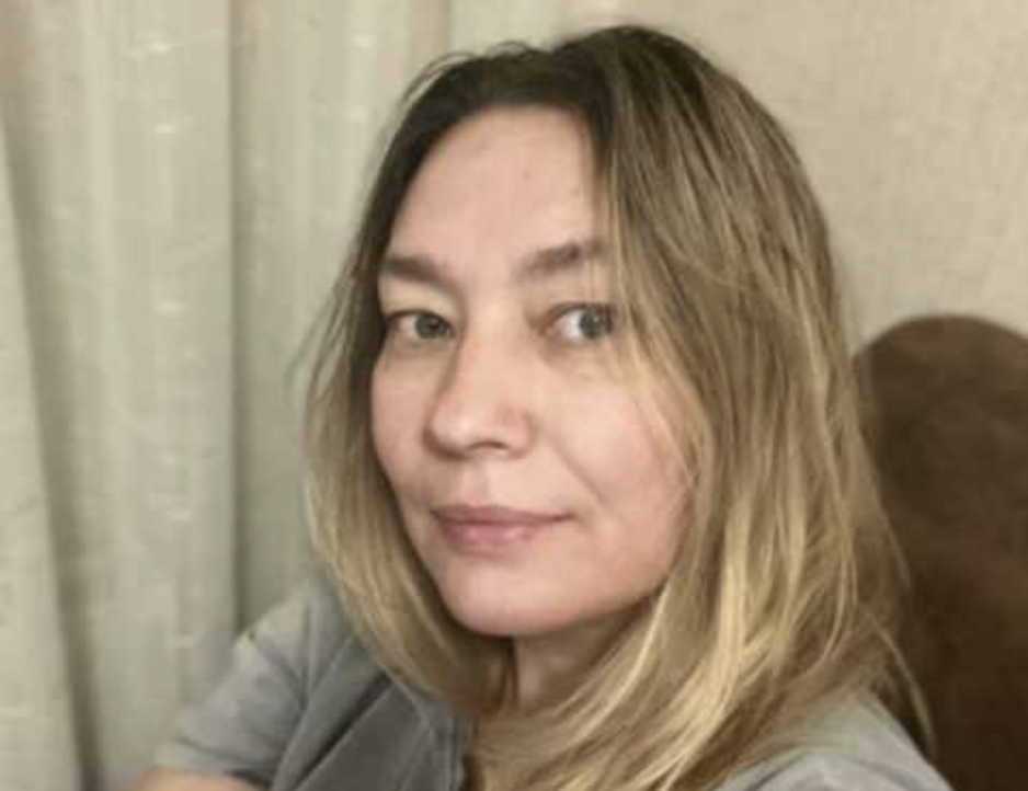 Ти оглухла? Я втретє питаю: коли буде переказ? Денис стояв посеред тісної кухні, роздратовано барабанячи пальцями по стільниці. Від цього звуку дешеві хиткі меблі ледь вібрували.