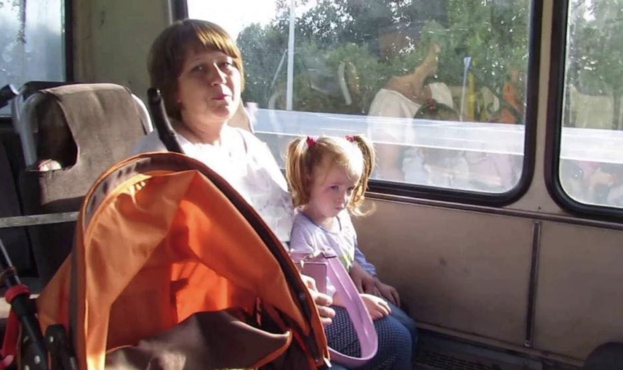 Нещодавно стала свідком дуже цікавої ситуації в маршрутці. Одна мамаша вимагала поступитися місцем дитині. Ще й такий галас здійняла на весь автобус, що навіть водій не стримувався та почав сваритися.  Але одна молода дівчина хвацько прикрила рота цій нахабній мамаші. Інші пасажири аж до сліз сміялися!