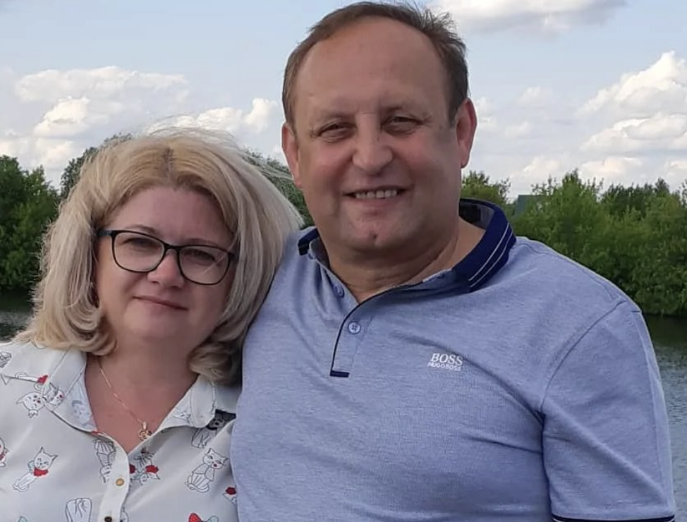 Що з твоєю? Щось зовсім здала. Захворіла? – Я випадково почула, як мій чоловік говорить з кумом і вухам своїм не повірила. Лишень нещодавно він вмовив мене народити третю дитину, обіцяв на руках за це носити, а зараз таким брудом поливав. Та далі було ще гірше. Він розповів про свої плани на майбутнє. І в них мене зовсім не було.