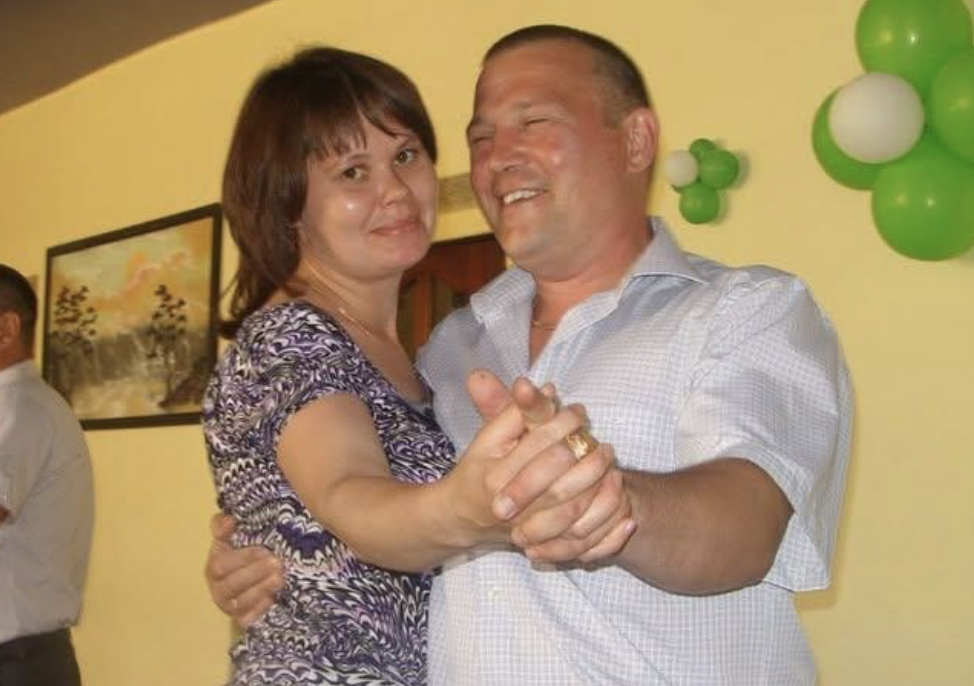 5 років різниці у віці не здалися мені проблемою. Він мав квартиру, бізнес і здався ідеальним чоловіком. Думала, що тепер  життя буде, як у казці: дорогі ресторани, подорожі квіти та подарунки. Але, як виявилося за ідеальною картинкою насправді ховався зовсім інший чоловік. Як я так могла помилитись? Що тепер робити?