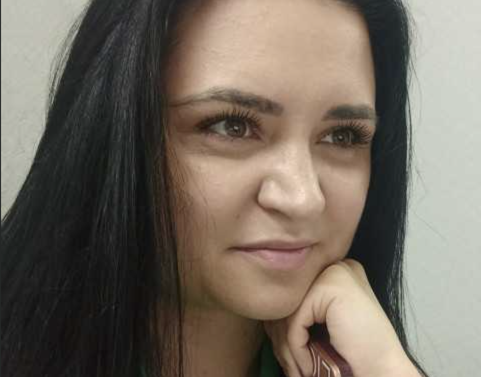 Олена із задоволенням протерла останнє вікно на веранді й відступила на крок, милуючись результатом. Весняне сонце грало в чистому склі, заливаючи кімнату м’яким теплим світлом. Надворі її чоловік Андрій саме закінчував згрібати торішнє листя.