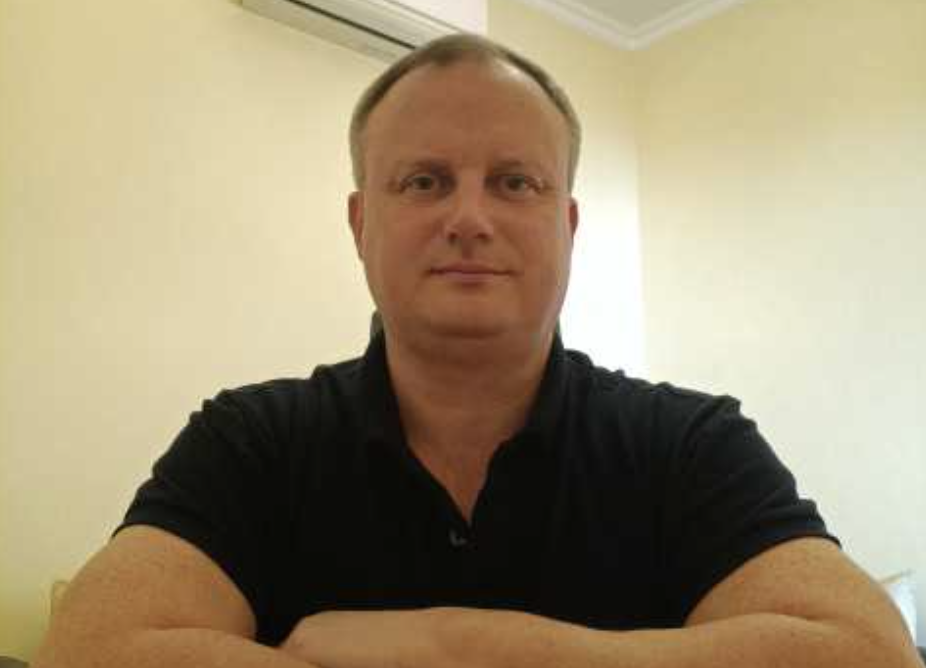 Олена йшла вулицею, нічого не бачачи через сльози, що застилали їй очі. Годину тому весь світ звалився їй на голову, і тепер вона не знала, як їй вибратися з-під його уламків. Ще вранці вона думала, що щаслива і нічого поганого з нею не трапиться, а ось ця звістка: у її чоловіка Олексія – інша жінка.