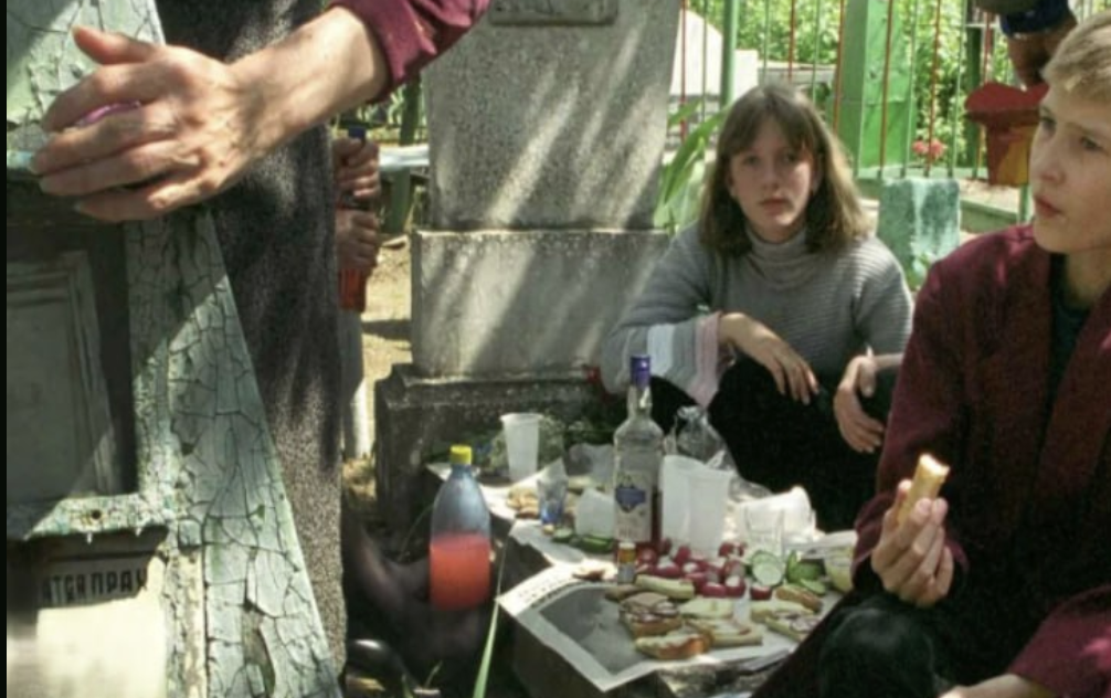 Хто таке на цвинтарі влаштовує? Ви б ще танцювали тут! Я в цьому участі не братиму! – Коли я переїхала з чоловіком на його рідне Закарпаття, не думала, що мені буде так важко. Зовсім інший менталітет. В голові не вкладається, як так можна поводитись в такому місці.