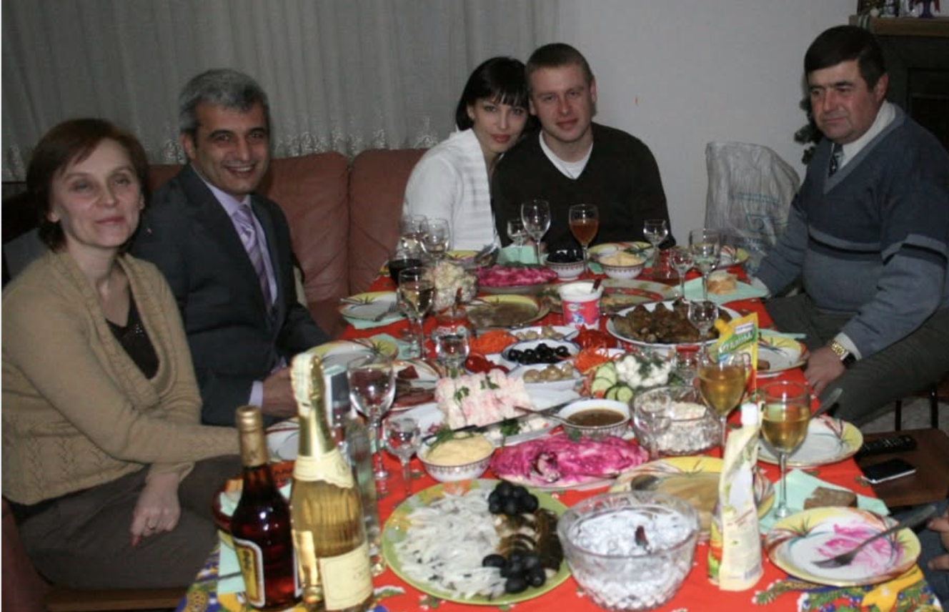 З чоловіком я прожила понад 9 років. В шлюбі я була нещасливою, він любив заглядати до чарки.  Ми постійно сварилися, а в останні роки ситуація погіршилася, адже він періодично почав підіймати на мене руку. Одного разу навіть кинувся на мою маму, яка мене від нього захищала. І тільки один чоловік зумів мене захистити від Романа. Але коли родичі та друзі почали, як звати цього “захисника” – почали мене обзивати, проклинати. Навіть батьки від мене відреклися…