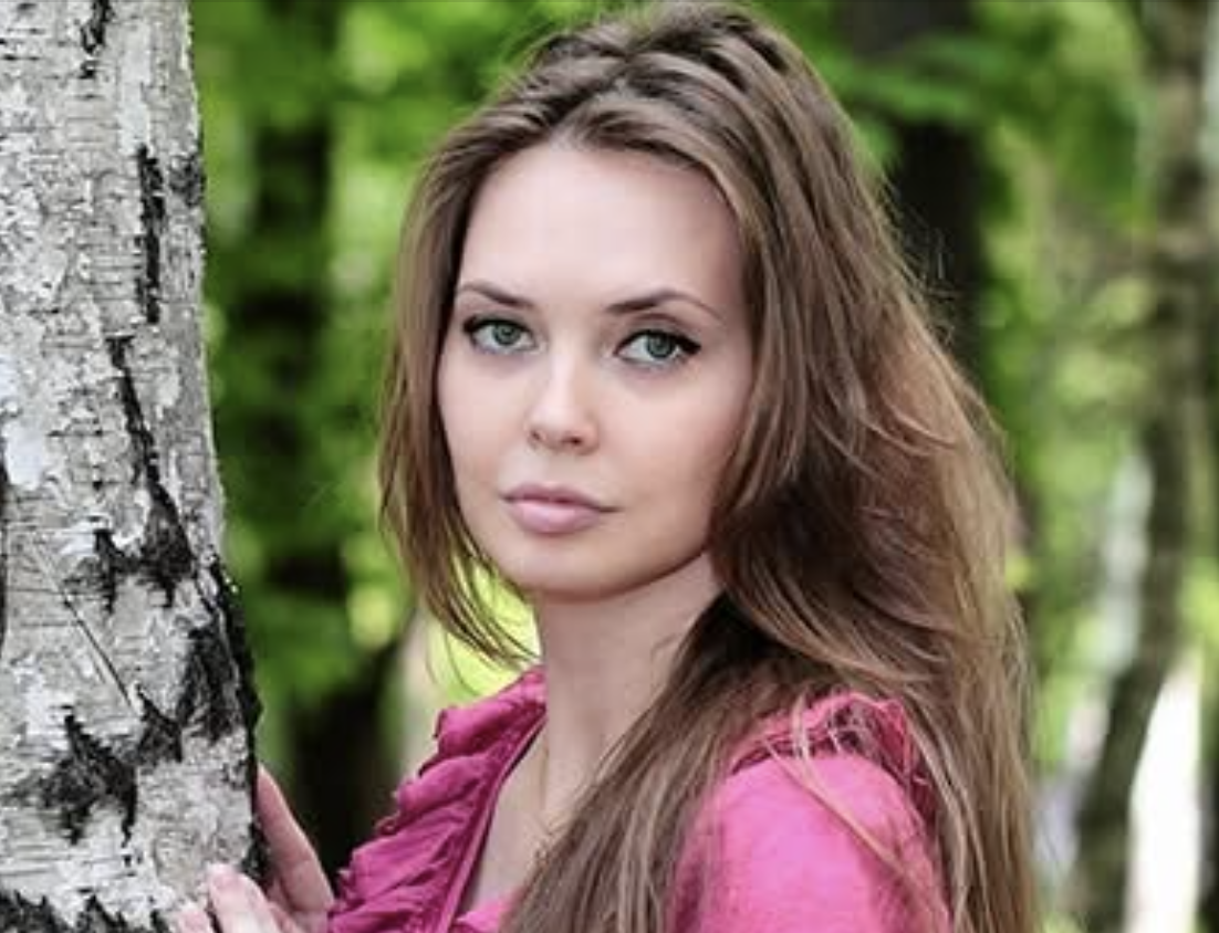 Одружилася я в 27 років, для мого чоловіка  це був другий шлюб, першої дружини не стало через нещасний випадок. На розписку його батько не прийшов, взагалі не хотів зі мною знайомитися, а матір померла вже давно. Я не розуміла, чому батько чоловіка не приймає мене, але вирішила не пхати свого носа. Через рік спокійного сімейного життя, я дізналася, що при надії.