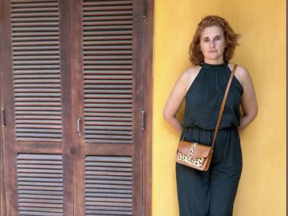 Зникло шістсот тисяч! Я дзвоню в поліцію! — кричала Олена чоловікові, але гроші взяв не він… …Олена стояла посеред спальні й не могла поворухнутися. Руки досі стискали порожню бляшану коробку з-під печива з намальованими на кришці альпійськими луками й кумедними коровами.