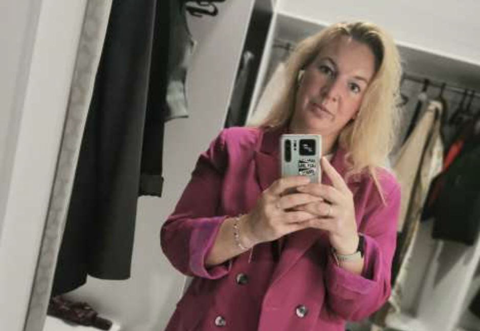 Угоду на кого оформлюємо? Потрібен власник чи довіреність від власника. – Я тут живу, – сказала Віра, – це наш будинок з чоловіком.