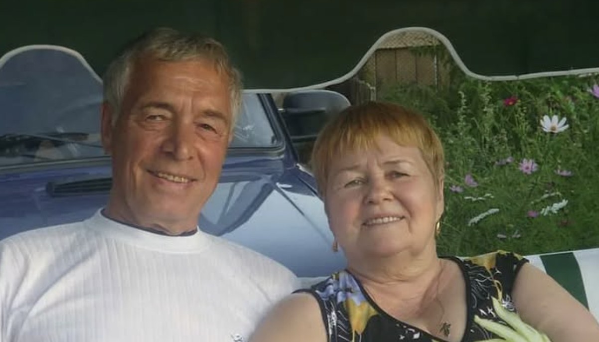 Довго шукала свого принца на білому Жигулі. І от зустріла Романа та й закохалася, як те мале дівчисько.  І якось вирішила познайомити коханого з найкращою подругою. Однак, не очікувала, що наша зустріч так мине. Адже подруга вирішила дуже влучно “підколоти” Романа.  Смішки смішками, а є жінки, які реально думають, що мають право таке говорити…