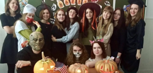 Священник в церкві казав, що Гелловін святкувати не можна! А ви хочете просто в школі шабаш влаштувати! Чи вам зараз жахів замало, таке в країні коїться! Я звичайна вчителька і просто хотіла, щоб діти повеселились і ознайомились зі світовою культурою.