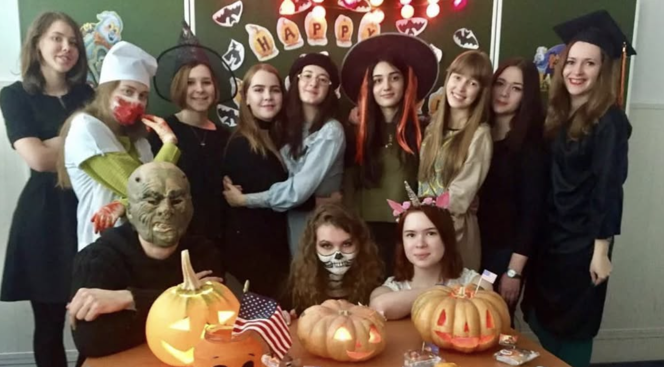 Священник в церкві казав, що Гелловін святкувати не можна! А ви хочете просто в школі шабаш влаштувати! Чи вам зараз жахів замало, таке в країні коїться! Я звичайна вчителька і просто хотіла, щоб діти повеселились і ознайомились зі світовою культурою.