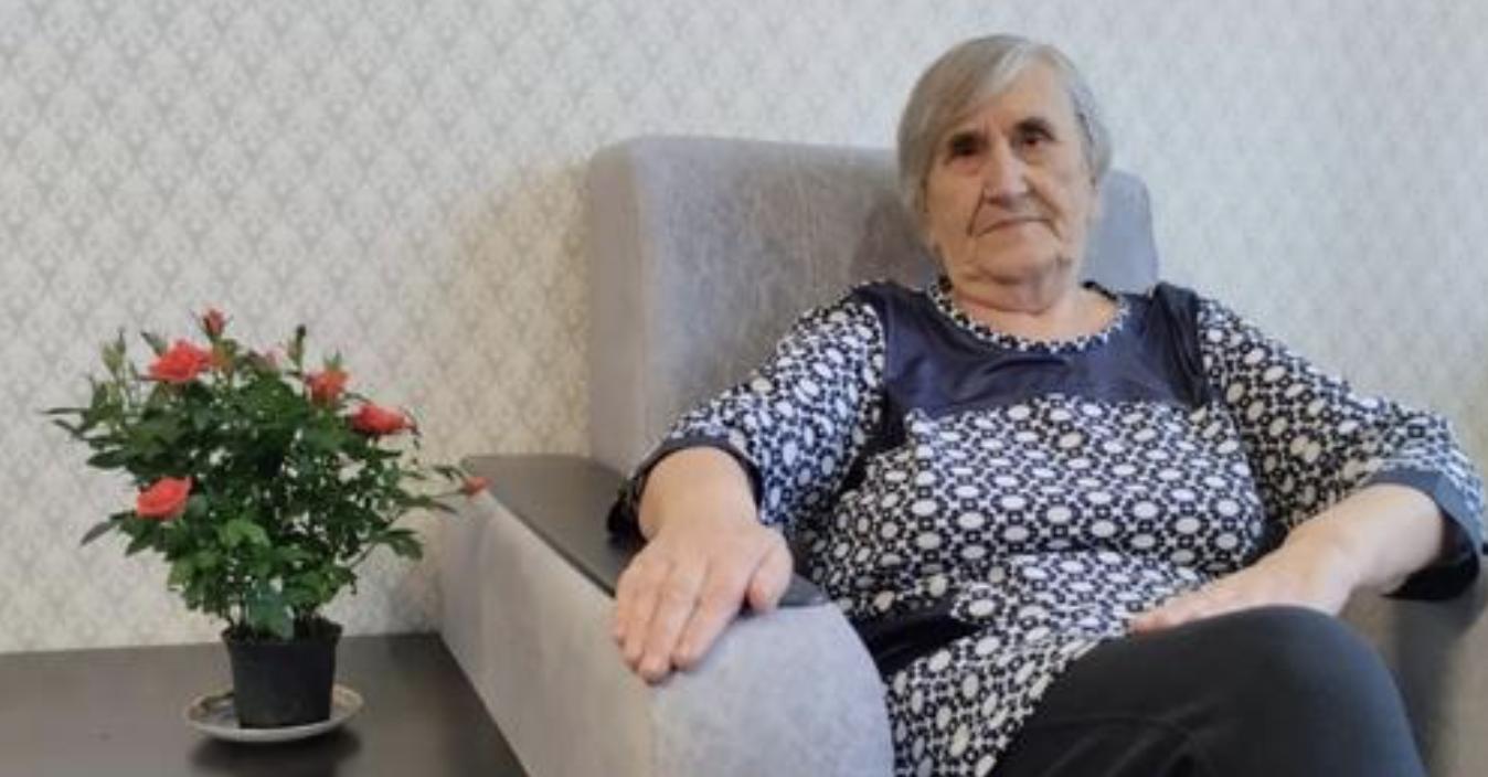 Людмило Василівно, а де ж каша ділася?! – налетіла я на свекруху.  – Не знаю, не бачила я ніякої каші. Може, то ти тільки думала її зварити, а руки так і не дійшли? – сказала вона так, наче в мене не всі дома. Я чоловіку на фронт передачку наготувала, а вона все з’їла! Отак взяла і лишила свого сина без нічого! Та то були ще квіточки…