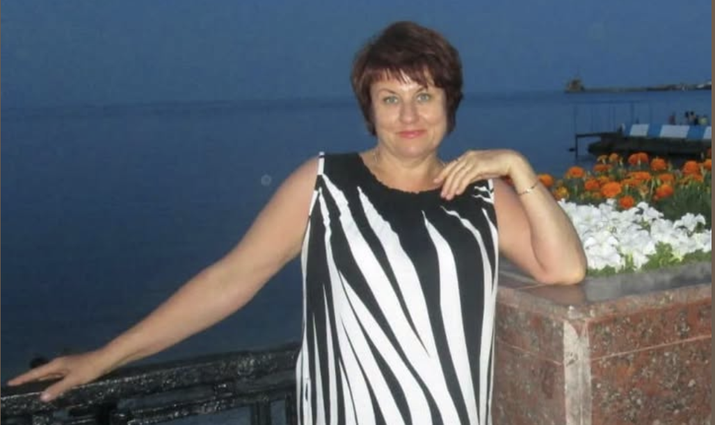 Не вірю, що така ситуація могла трапитися зі мною. Вирішила поділитися з вами, хоча і відчуваю дикий сором. Напевно, просто хочу знайти якесь розуміння, підтримку. Я  в розпачі і не знаю, що робити далі. Я закохалася в одного хлопця. І ці почуття взаємні. Однак, є проблема – вік. Боюся навіть про це говорити доньці. Бо вона з моїм кавалером добре знайома, хоча сама цього не знає і нічого не підозрює.