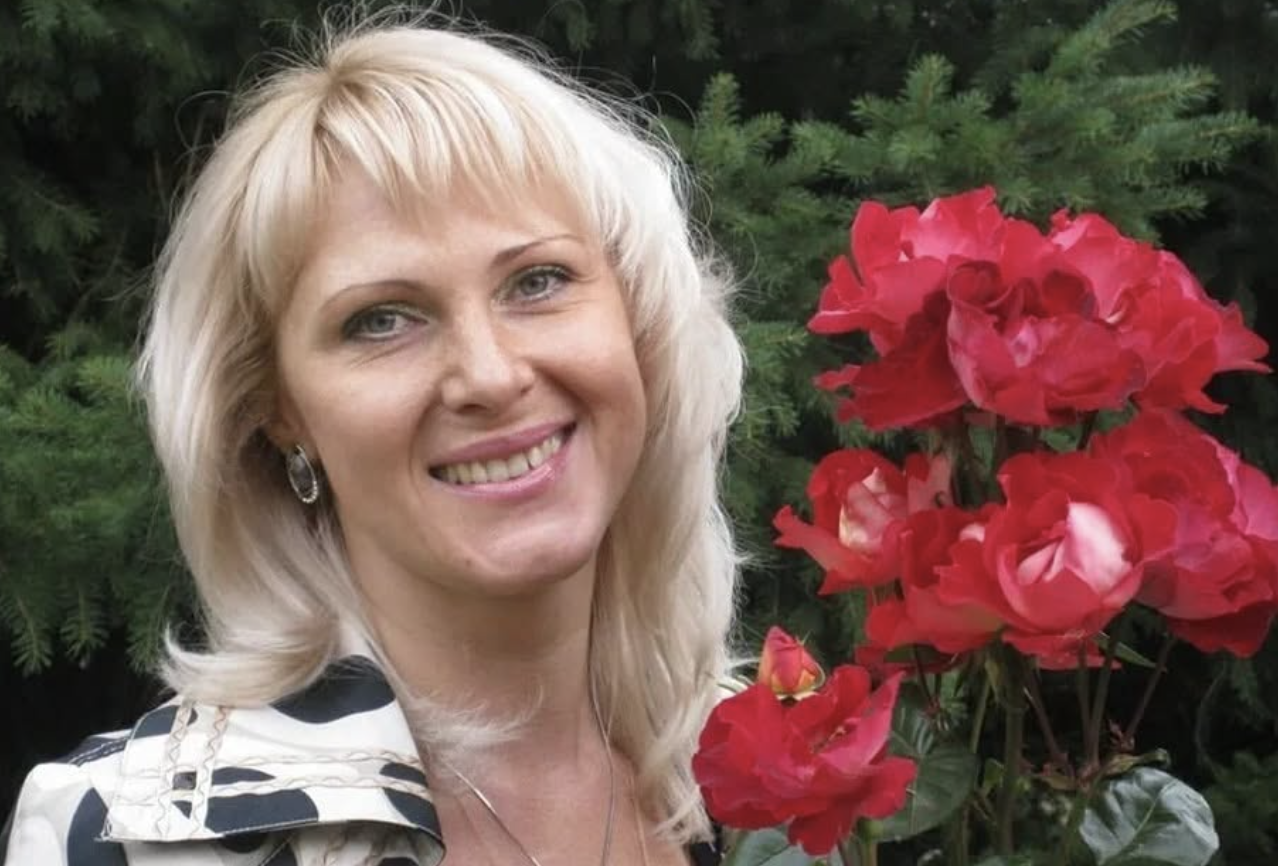 Йшли роки, а я мовчала і терпіла. Ілля все більше відчував себе господарем та права качав. Свекруха померла, син закінчив школу та переїхав до Києва. Там відразу знайшов роботу і повідомив, що додому не повернеться. Більше мене нічого не тримало. – Я їду за кордон – кажу. – Якщо ти таке зробиш, то ми розлучимось – самовпевнено заявив Ілля. – Нічого не маю проти, роби як знаєш. Такого Ілля точно не чекав.